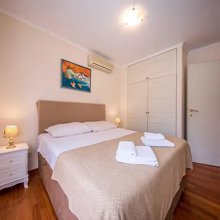 5 Bedroom With Balcony *