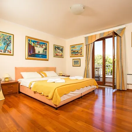 Semesterbostad 5 Bedroom With Balcony *