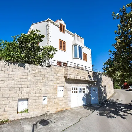 5 Bedroom With Balcony *