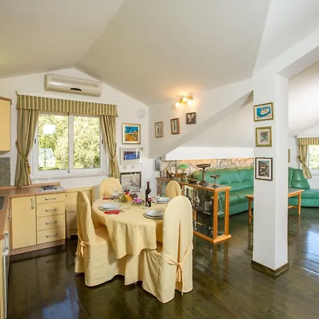 5 Bedroom With Balcony Semesterbostad