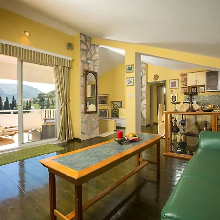 5 Bedroom With Balcony Holiday home *