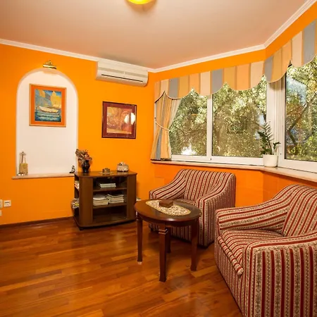 5 Bedroom With Balcony *