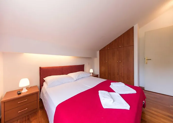 5 Bedroom With Balcony *