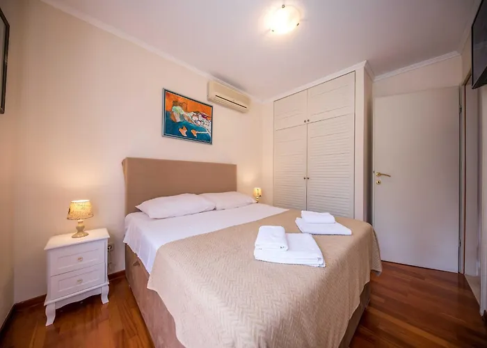 5 Bedroom With Balcony *