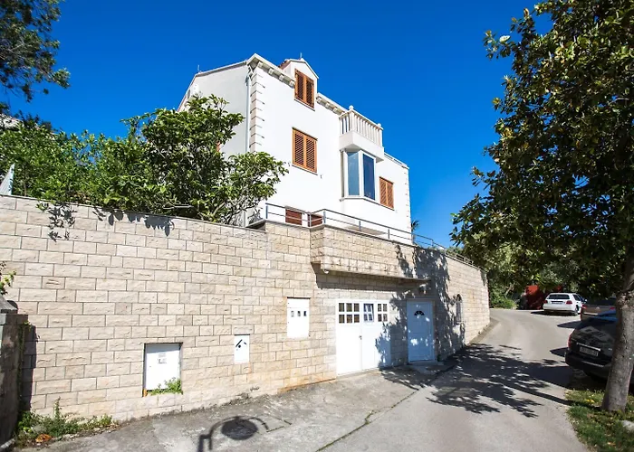 5 Bedroom With Balcony *