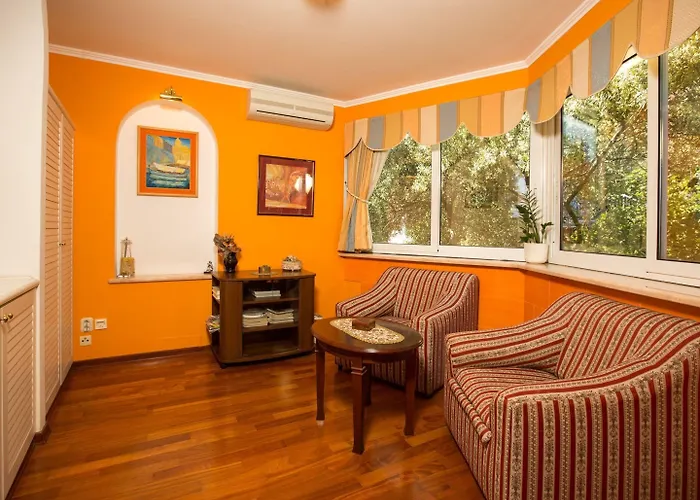 5 Bedroom With Balcony *