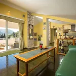 5 Bedroom With Balcony Prázdninový dům *