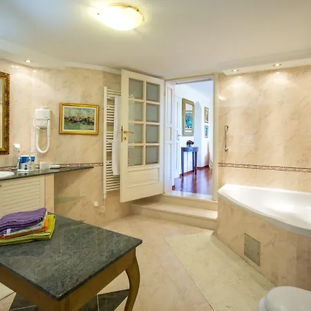 Hébergement de vacances 5 Bedroom With Balcony